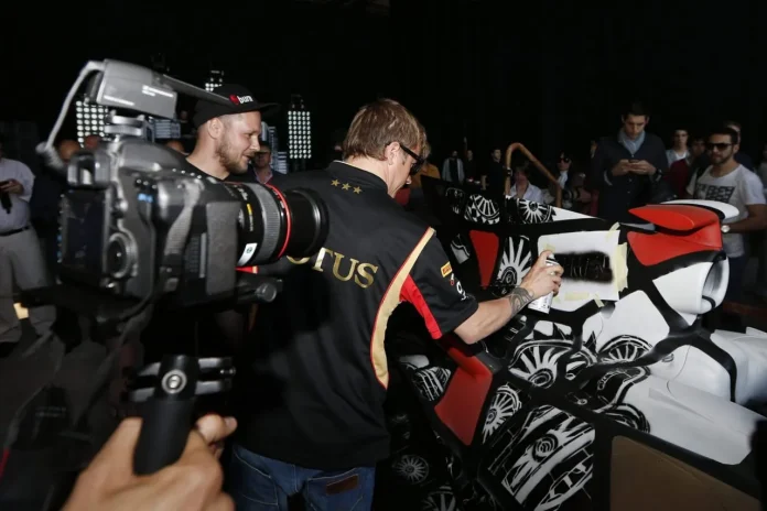 burn-yard-live-event-kimi-raikkonen-spray-painting-his-signature-on-a-lotus-f1-team-car-4079-2719-8ef98db0