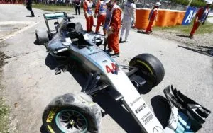 98004727-hamiltoncrash-sport