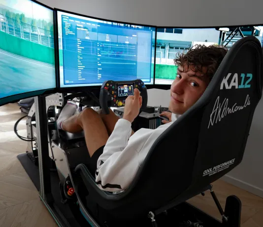 Kimi Thumbs Up Landscape 2